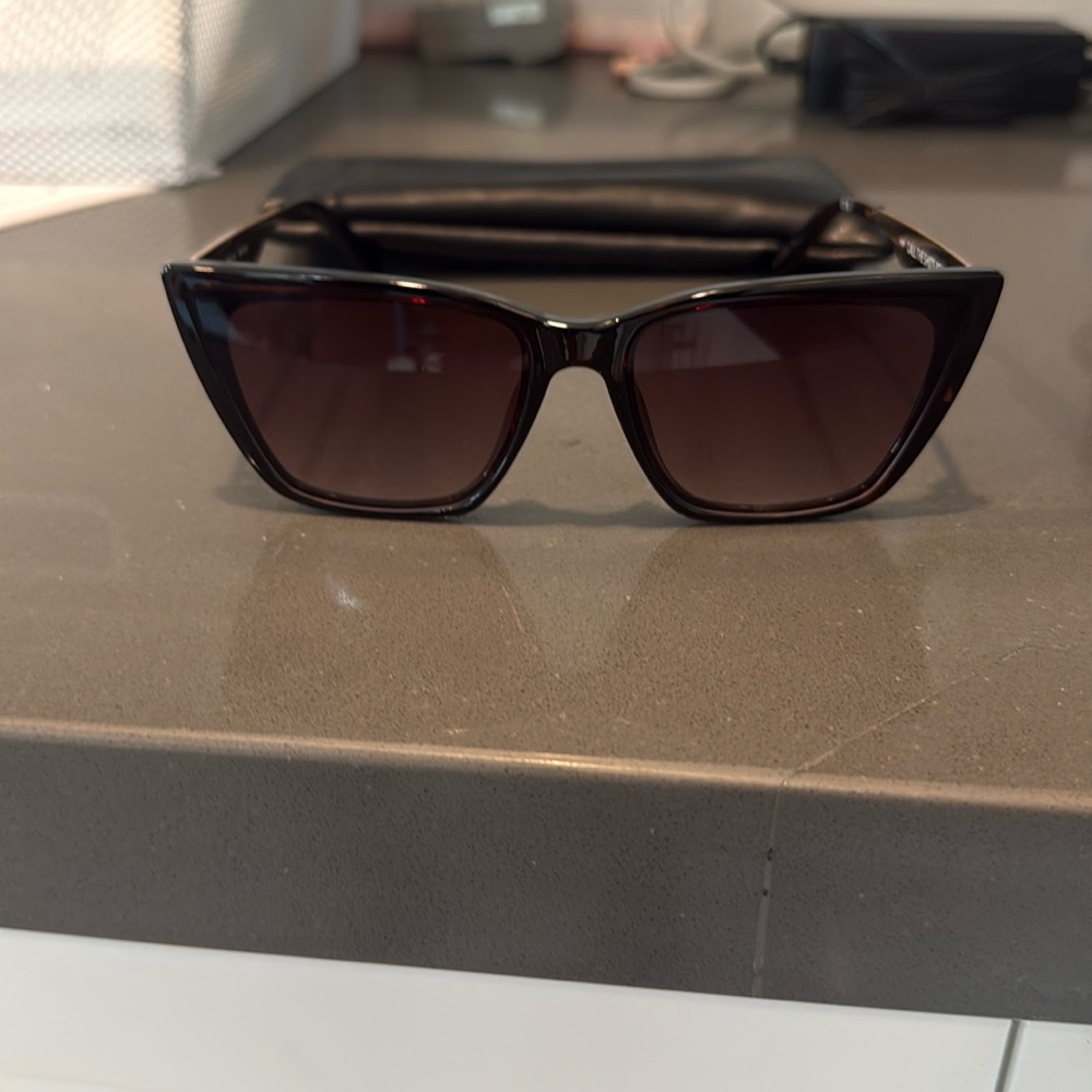 Brand new never worn quay sunglasses